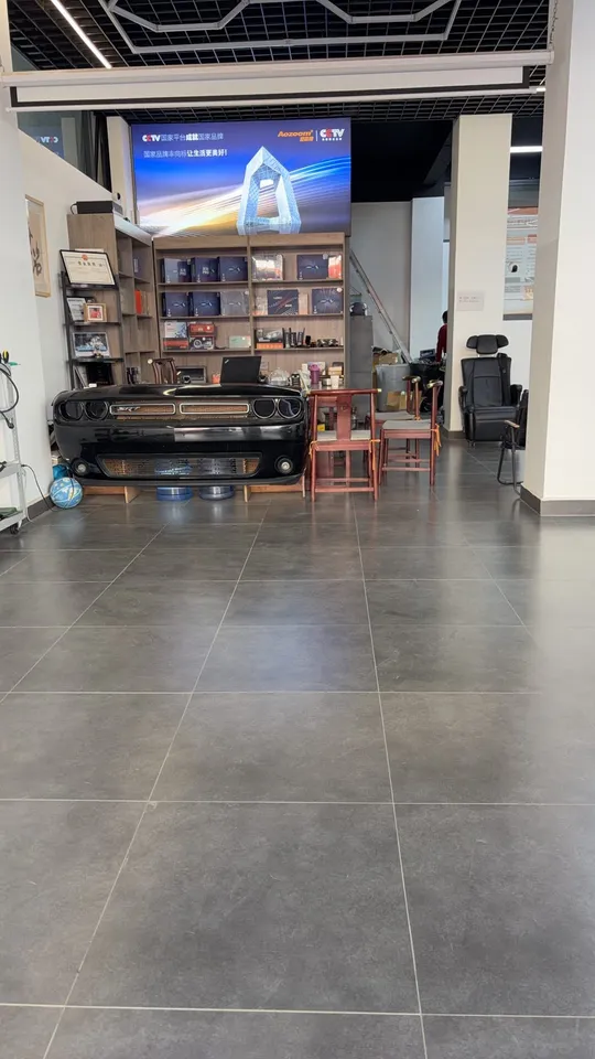 无名汽车灯光店内产品展示区和休息区
