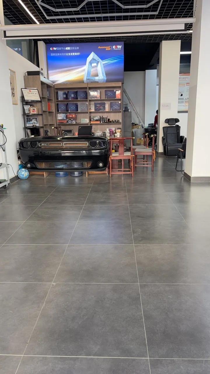 无名汽车灯光店内产品展示区和休息区